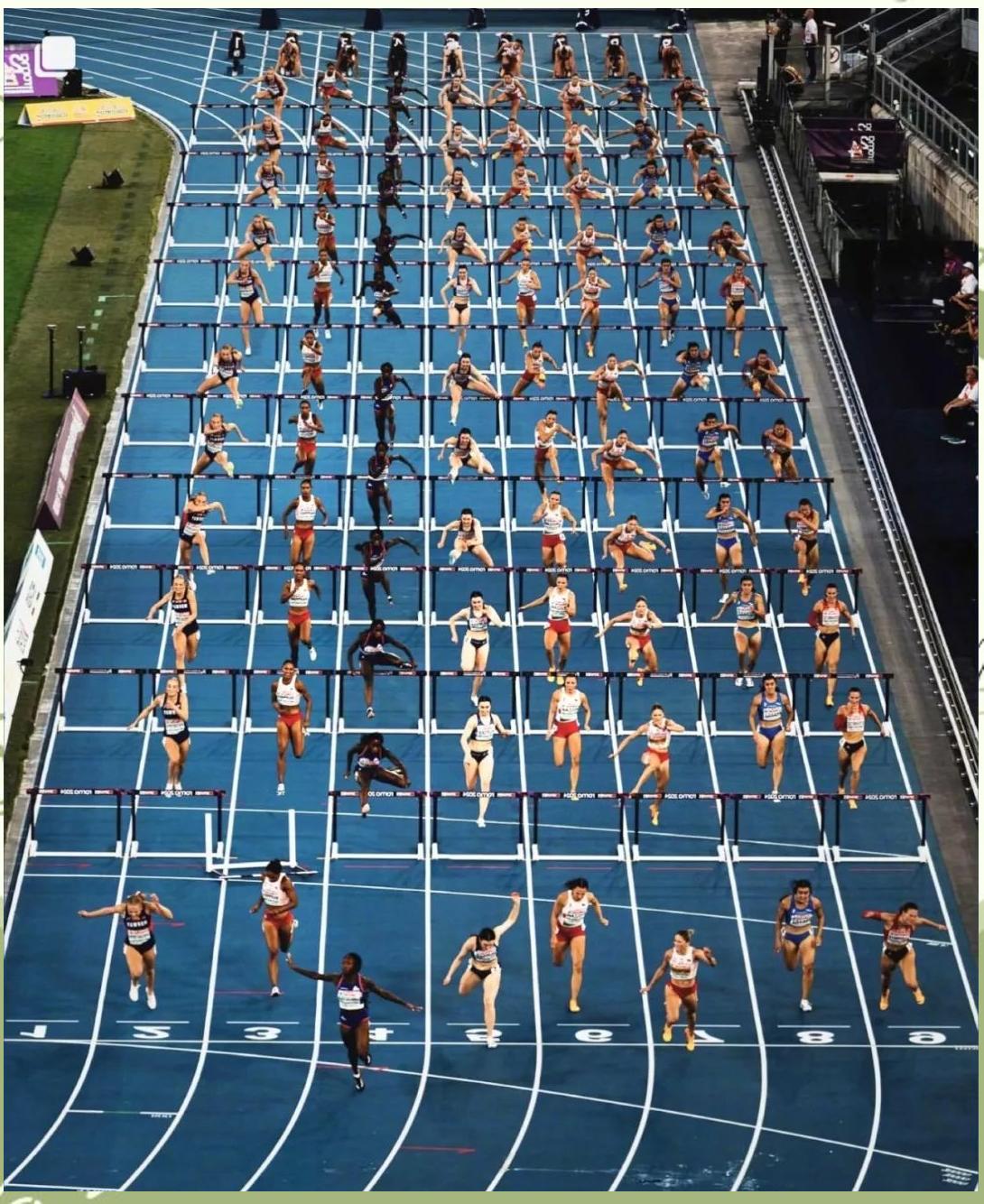 球员们在赛场上彰显出优雅和力量的完美结合(持球队员在球场的) 球员们在赛场上彰显出优雅和力量的完美结合(持球队员在球场的)