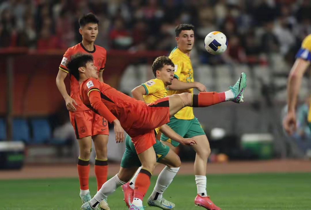 斗志昂扬球队备战，赛场局势激烈(斗志昂扬球队备战,赛场局势激烈怎么形容)