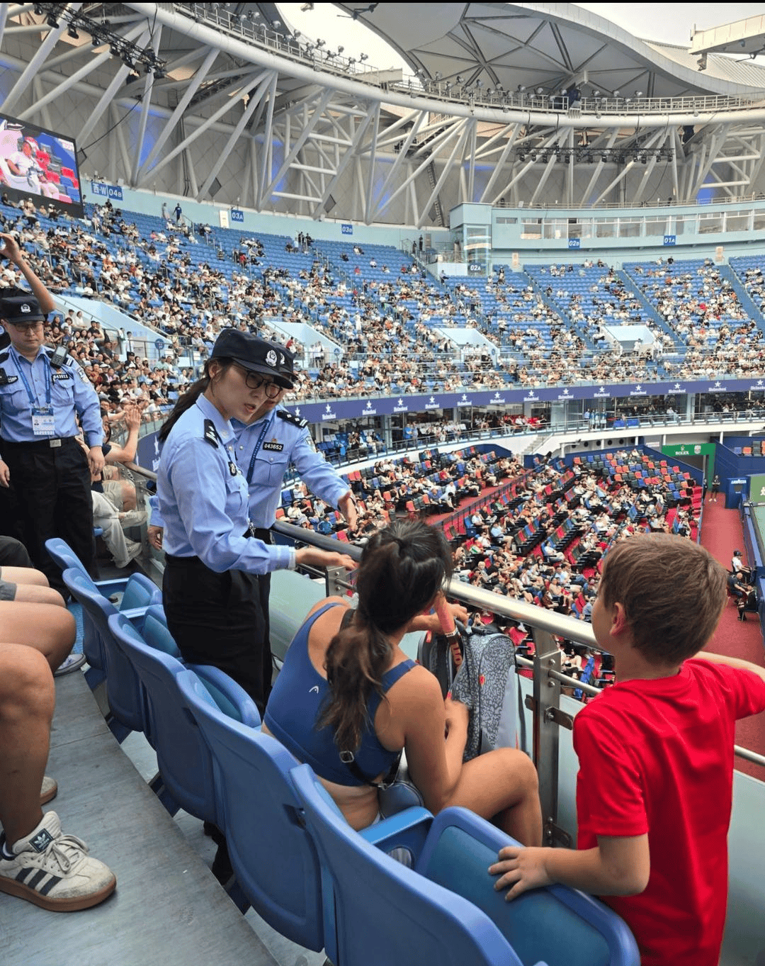 裁判判罚引争议,比赛气氛紧张异常怎么办