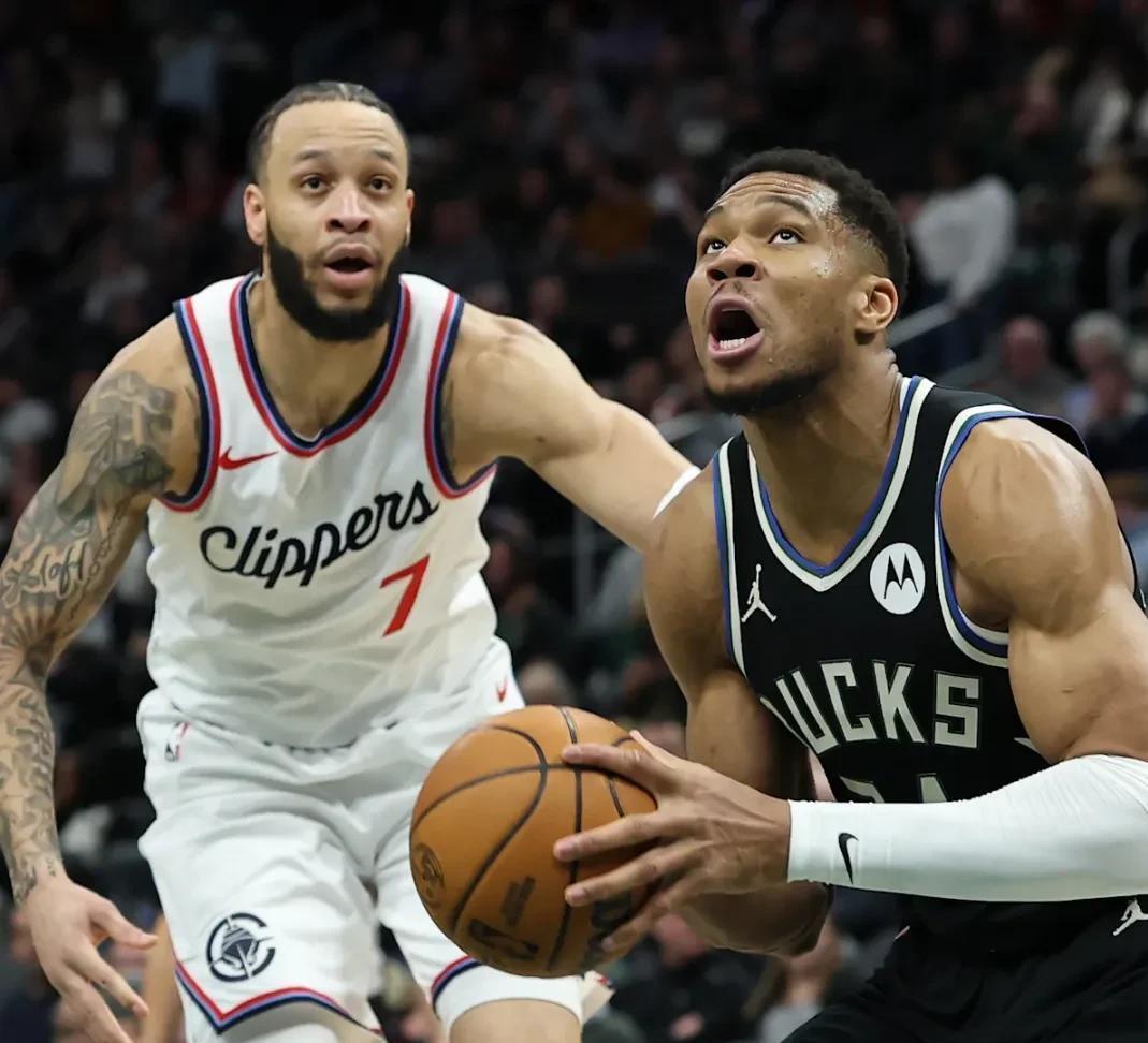 雄鹿队主场压倒性胜利，继续领跑联盟(雄鹿队主场压倒性胜利,继续领跑联盟的球员)