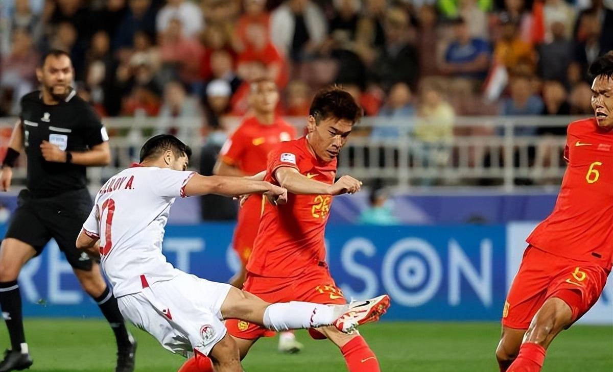 关于中超联赛榜首之争：劲旅势均力敌，胜者赢得领跑的信息