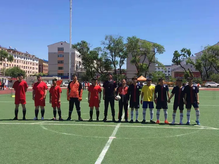 澳大利亚国家队员在比赛中勇夺胜利，喜笑颜开